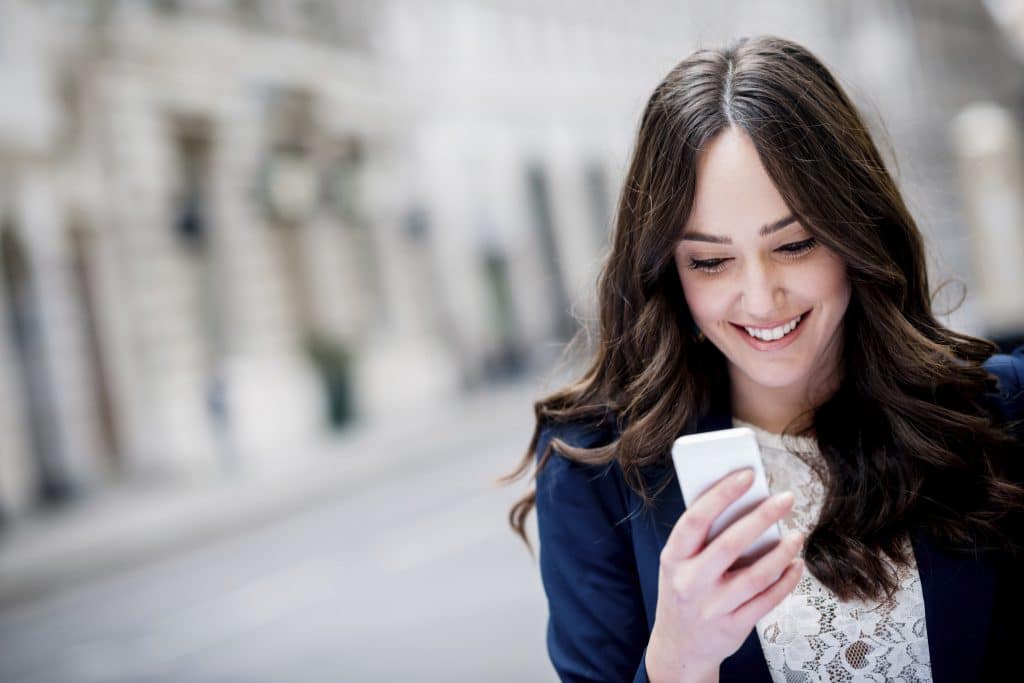 Business-woman-texting-000039272084_XXXLarge-min